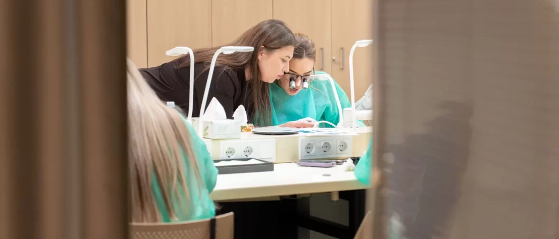 Odontologai laboratorijoje atlieka dantų protezavimo darbus su įranga