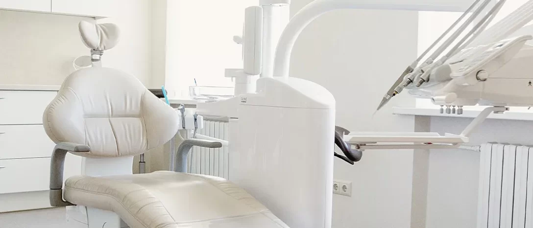 Trijų specialistų dermė: kodėl burnos chirurgo, protezuojančio gydytojo odontologo ir dantų techniko...