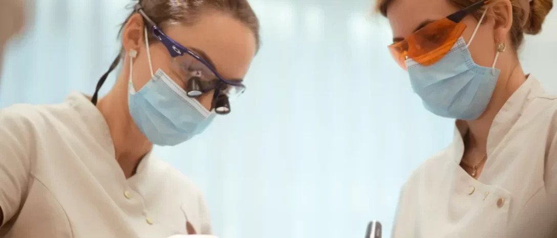 Gydytojų odontologų specializacijos: kuo Jums gali padėti gydytojas endodontologas ar gydytojas odon...