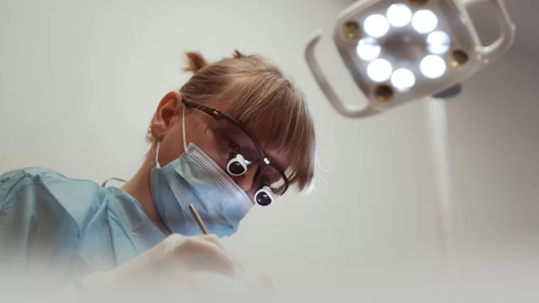 Kiek laiko trunka dantų implantacija?