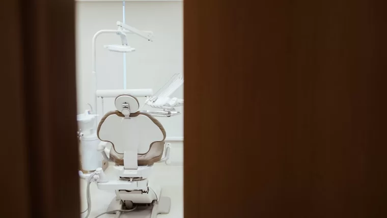 Ką svarbu žinoti apie paradontozę? Požymiai, įspėjantys apie būtiną vizitą pas gyd. odontologą