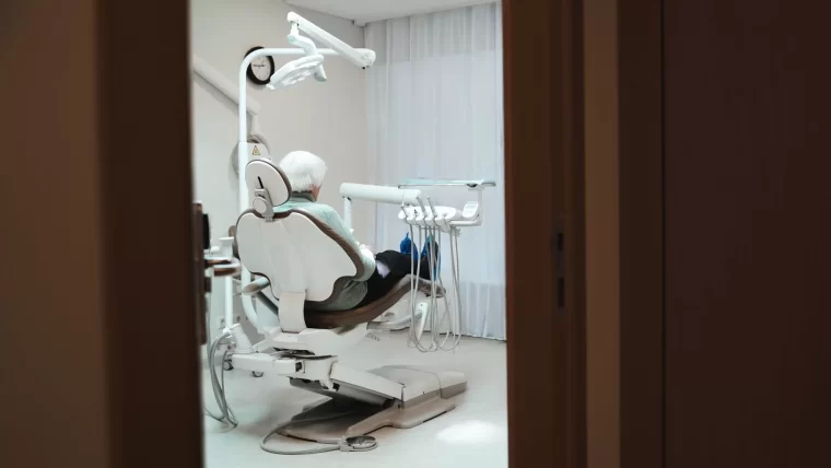 Dažniausi klausimai apie dantų atstatymo galimybes