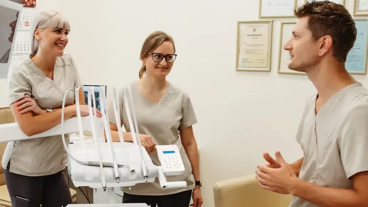 Pirmojo vizito svarba atkuriant šypseną – kodėl išsamus ištyrimas ir kompleksinis požiūris į gydymą yra tokie svarbūs?