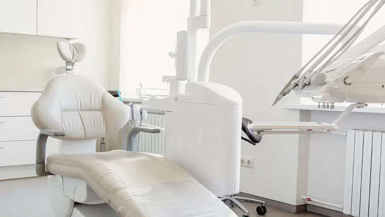 Trijų specialistų dermė: kodėl burnos chirurgo, protezuojančio gydytojo odontologo ir dantų techniko susidirbimas yra būtinas?