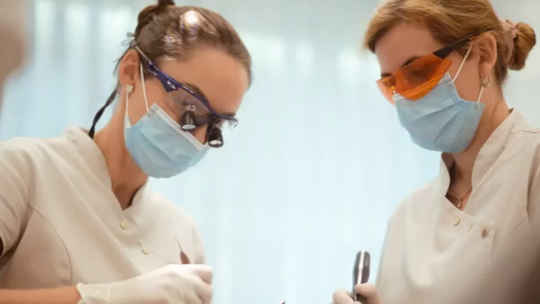 Gydytojų odontologų specializacijos: kuo Jums gali padėti gydytojas endodontologas ar gydytojas odontologas ortopedas?