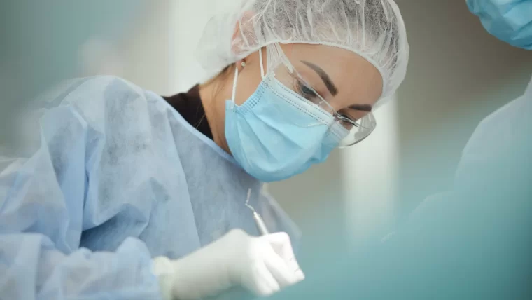 Visų dantų atkūrimas ant 4 implantų, užtikrinantis šypsenos estetiką ir funkcionalumą