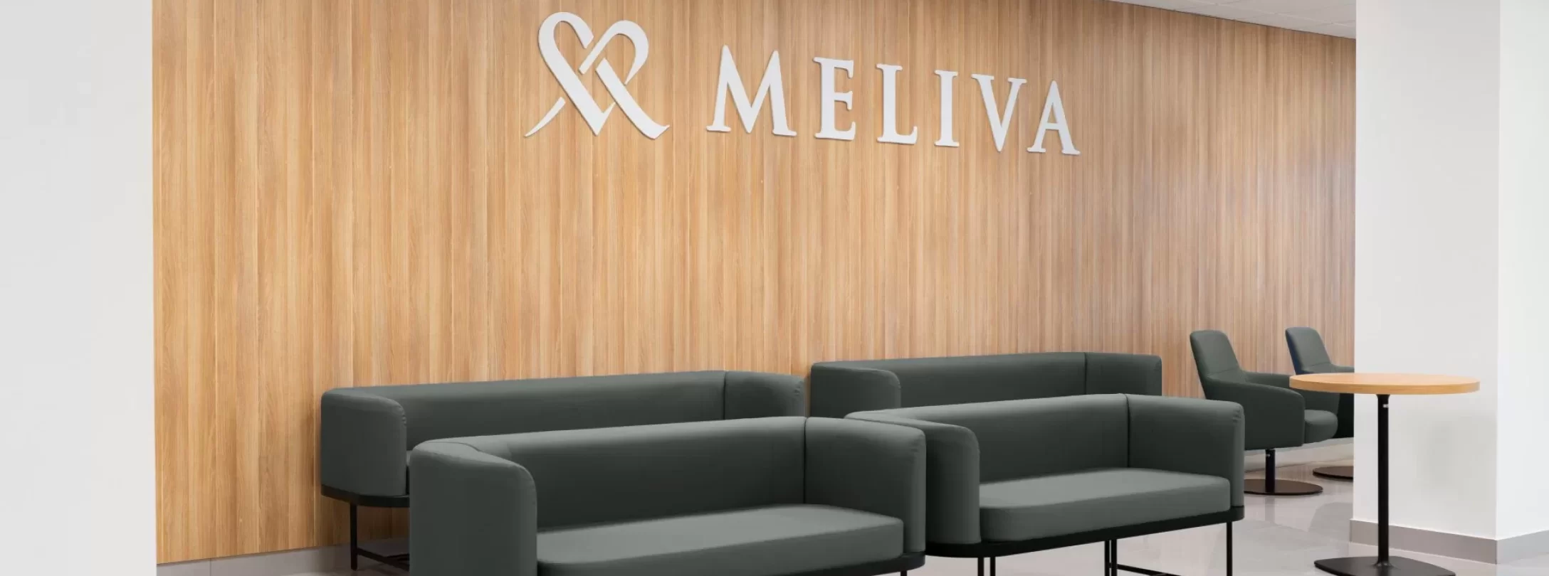 Meliva“ klinikos laukiamasis su sofomis ir registratūra