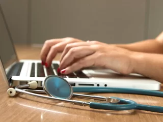 Už paslaugas galima atsiskaityti savanorišku sveikatos draudimu