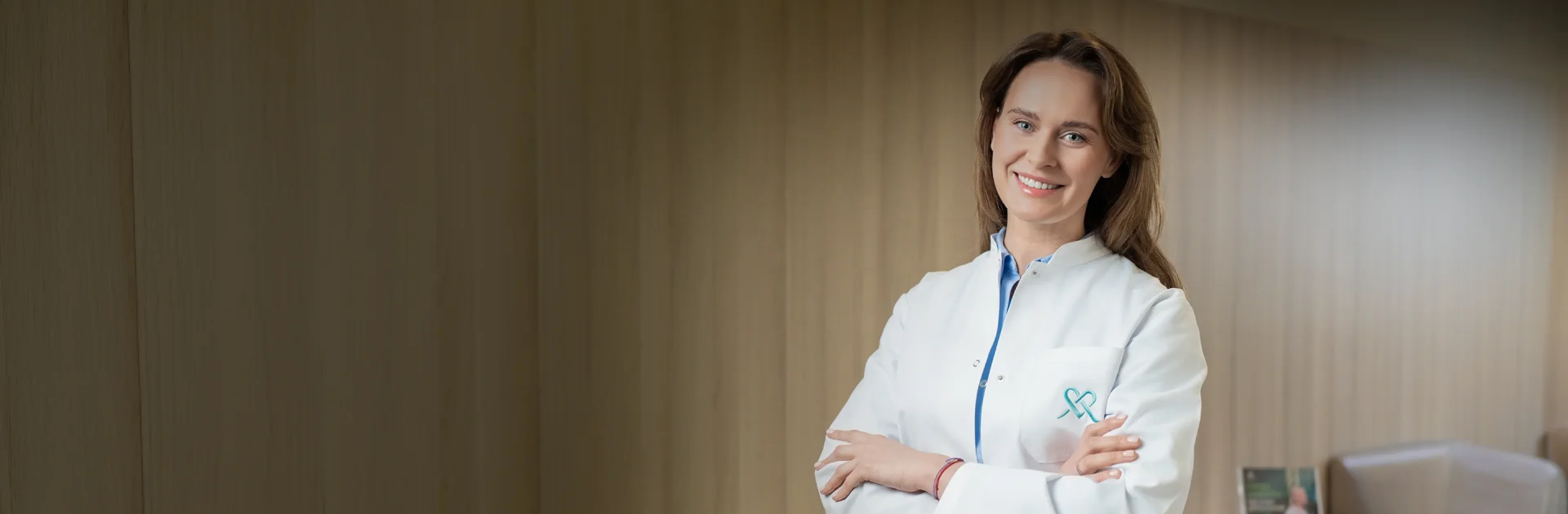 Gydytoja ginekologė akušerė su baltu chalatu 