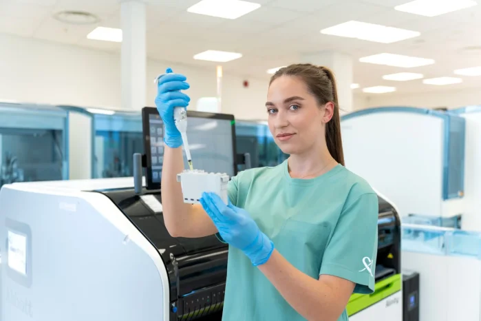 Tyrimai visą parą saugytoja iš laboratorijos tiria kraujo tyrimus