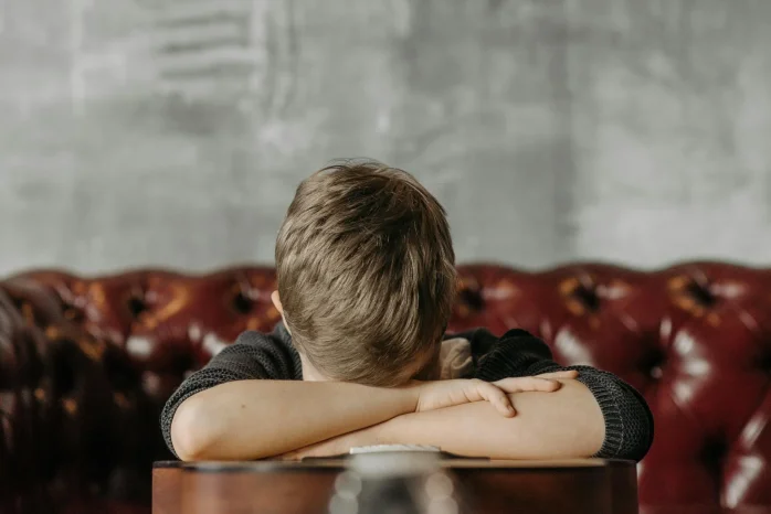 Vaikas sėdi nežiūri serga aspergerio sindromu
