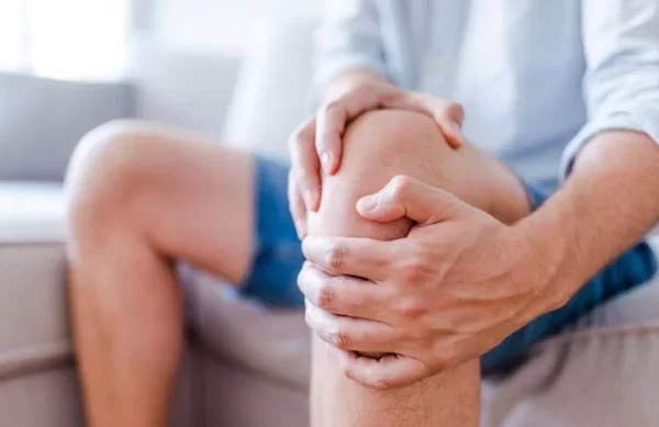 Hialurono rūgšties injekcijos į sąnarį – greitas būdas sumažinti judėjimo metu kylantį skausmą