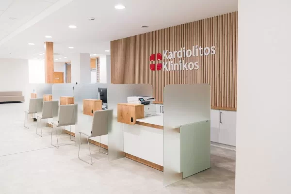 Kardiolitos klinikos registratūra su pacientų aptarnavimo vietomis