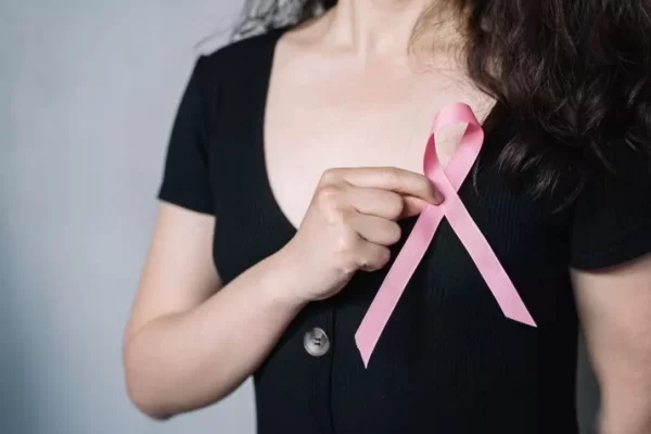 Kovos su krūties vėžiu mėnuo: nustatytas susirgimas – ne mirties nuosprendis, tačiau būtina tikrinti...