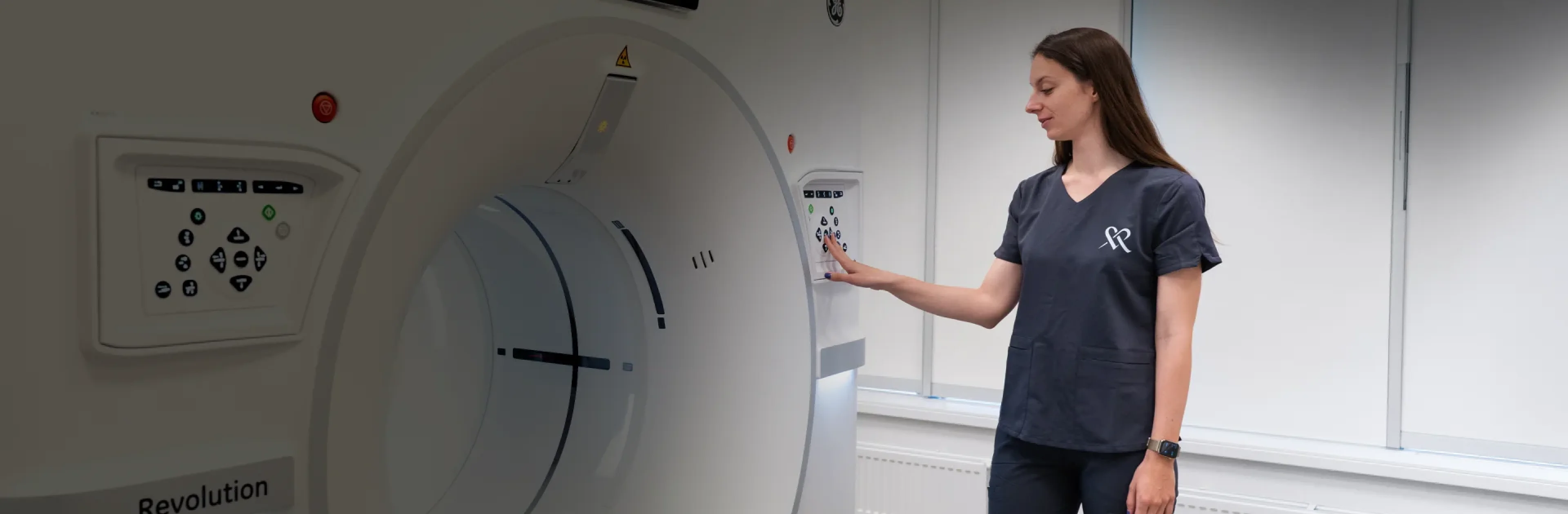Mrt tyrimai, radiologė stovinti prie Magnetinio rezonanso tyrimo 