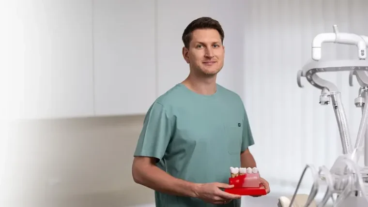 Vienmomentė implantacija: greitas danties atkūrimas estetinėje zonoje