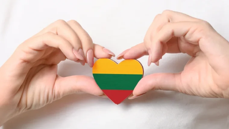 Lietuvos vėliava tarp rankų 