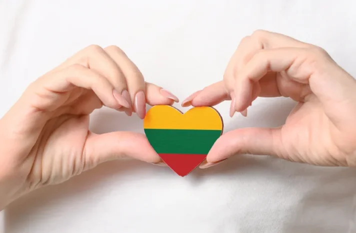 Lietuvos vėliava tarp rankų 