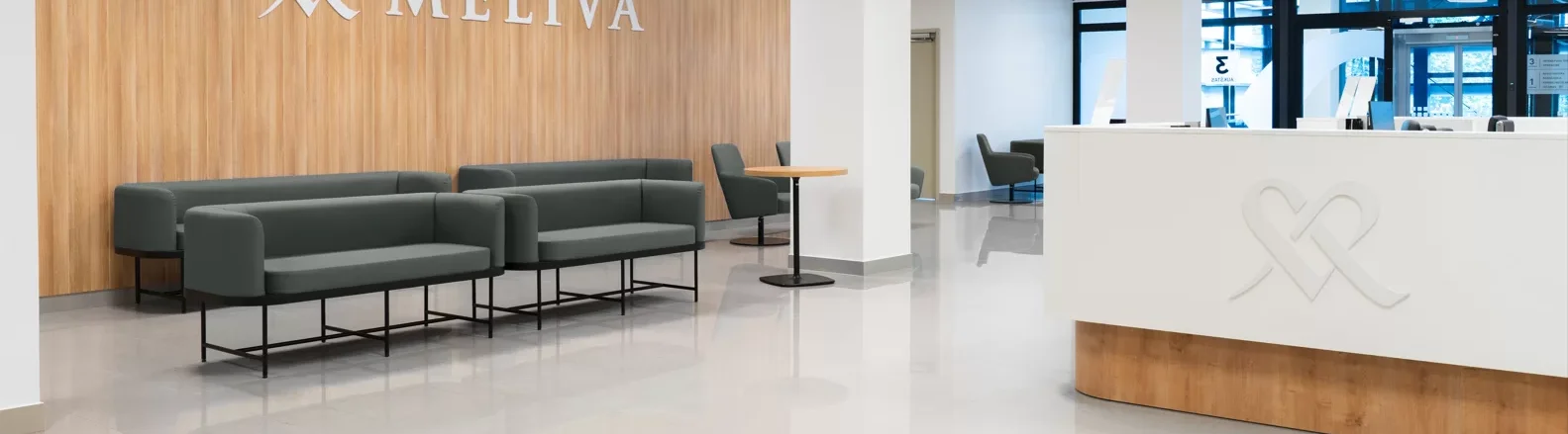 Meliva“ klinikos laukiamasis ir registratūra su sėdėjimo zona