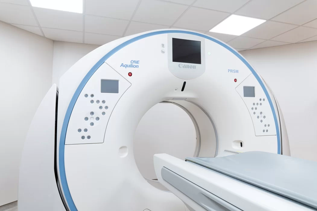 KT aparato anga su įvažiuojančiu paciento stalu klinikos kabinete