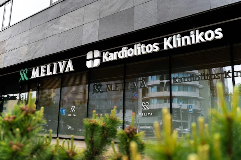 Meliva“ Kardiolitos klinikos pastato išorė su įėjimu