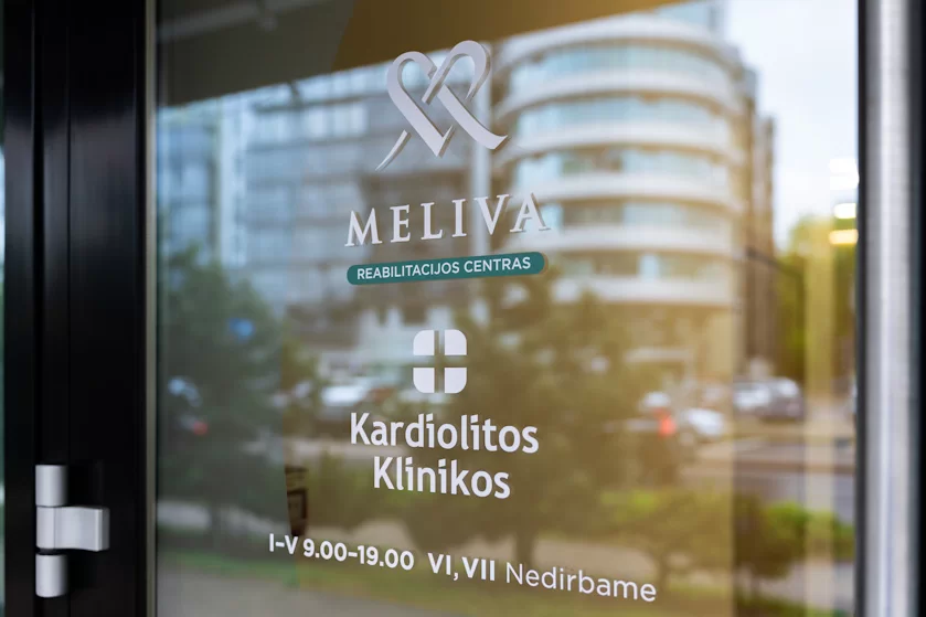 Meliva“ Kardiolitos klinikos pastato išorė su įėjimu