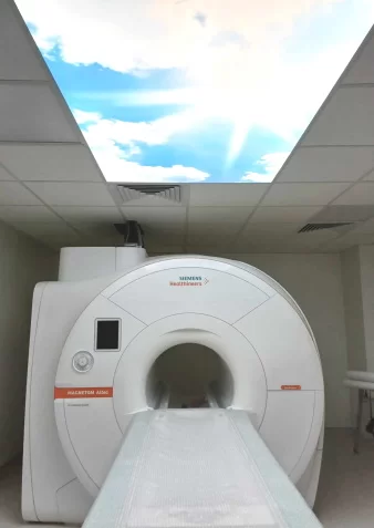 KT aparato anga su įvažiuojančiu paciento stalu klinikos kabinete