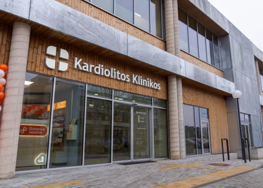 Kardiolitos klinikos įėjimas į pastatą