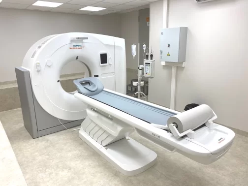 Rentgeno aparatas su paciento stalu radiologijos kabinete
