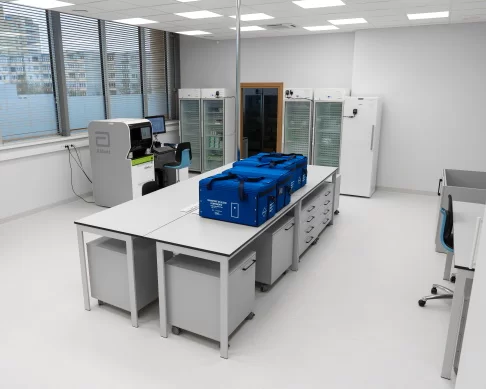 Moderni medicinos laboratorija su darbo stalais ir įranga