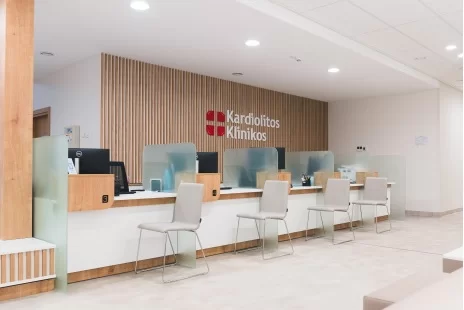 Kardiolitos klinikos registratūra su pacientų aptarnavimo vietomis