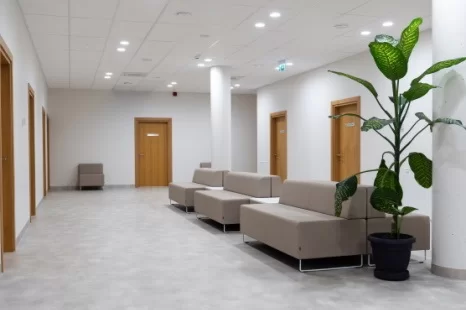 Klinikos koridorius su laukimo zona ir sofomis